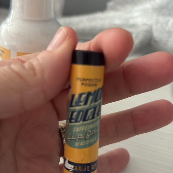 Perfectly posh lot. buzzPeel body peel and lip balm in lemon chiffon BNIP - Picture 7 of 7